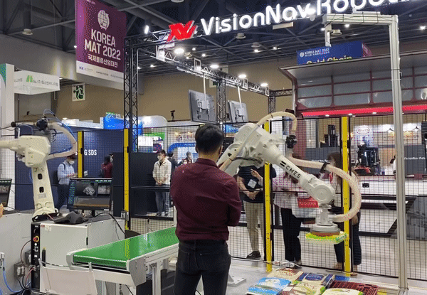 쌀 포대 들어올리는 로봇. (영상·편집=김미정 기자)