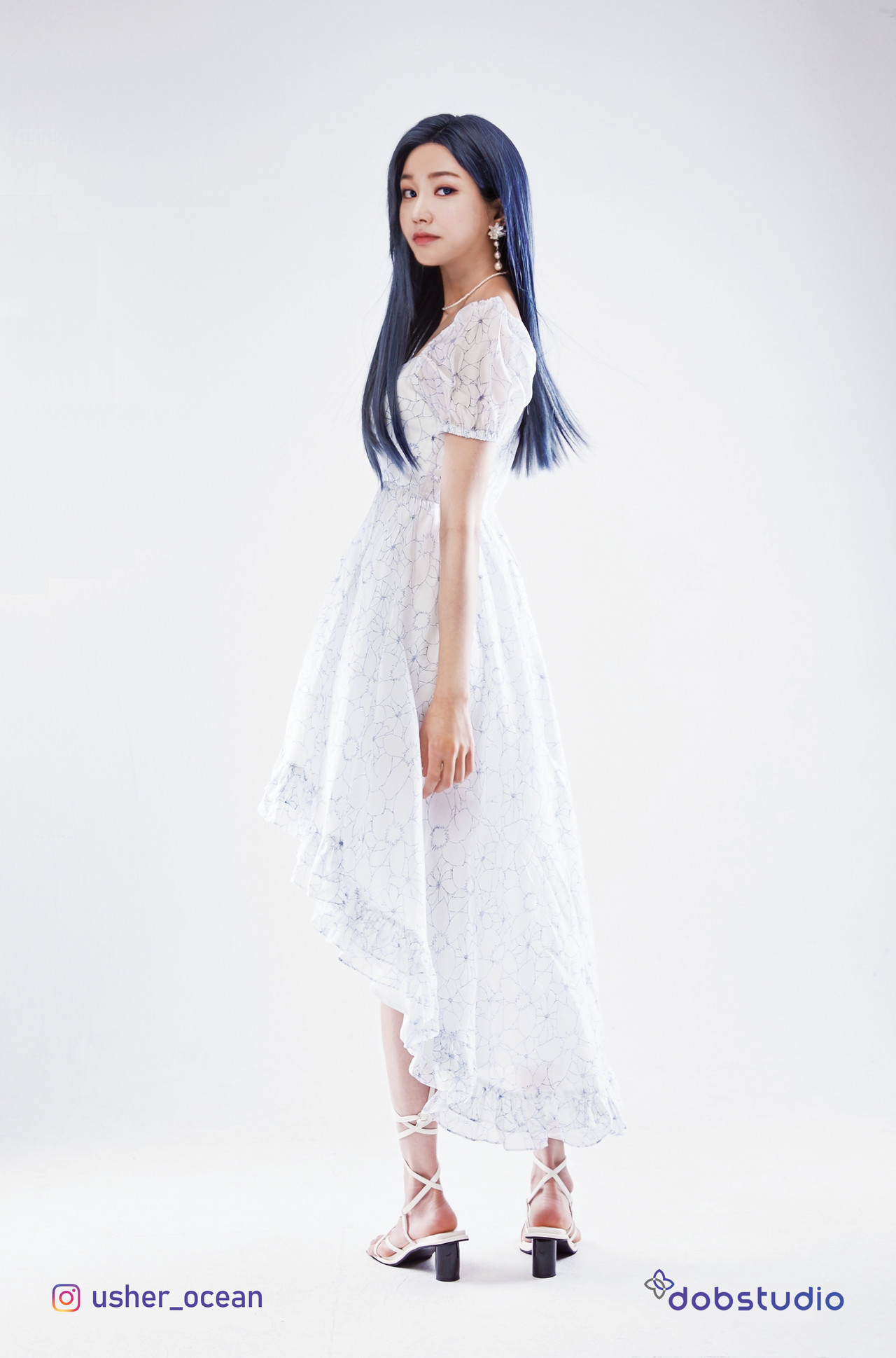 '아일라'가 머무르는 일상 공간이 좀 특별하다고 한다. 아일라는 본인의 고향인 그 특별한 곳에서 우리 인간들이 살아가는 세상으로 올 수 있지만 늘 약속된 시간만큼만 머무를 수 있다. 인간을 좋아하고 어울리고 싶어 하지만 늘 시간이 매우 짧은 것을 애타하고 아쉬워한다고 한다. 버추얼 휴먼 아일라. (사진=디오비 스튜디오 제공).