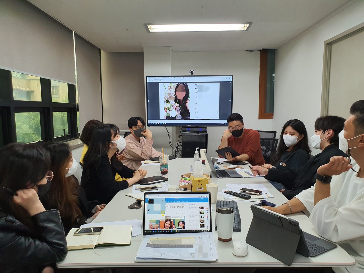 오 대표는 기본적으로 버추얼 휴먼을 놀이로 보고 있다고 밝혔다.  디지털 부캐 놀이, 모두가 천편일률적으로 상업적인 버추얼 휴먼을 찍어내는 시장에서 콘텐츠를 소비하는 입장인 대중들은 어떻게 느낄까 하는 우려도 됐다고 한다. . 그래서 좀 더 재미있는 상상력을 자극할 수 있도록 오랜 설화를 오마주한 스토리텔링을 기반으로 아일라를 기획하고 제작했다고 말했다. 사진=디오비스튜디오 제공).