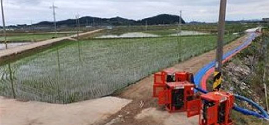 농경지 배수작업중인 모습. 전남 해남군 관동리 일대 농경지가 해수 침수로 피해를 입었다. (사진=해남군청).