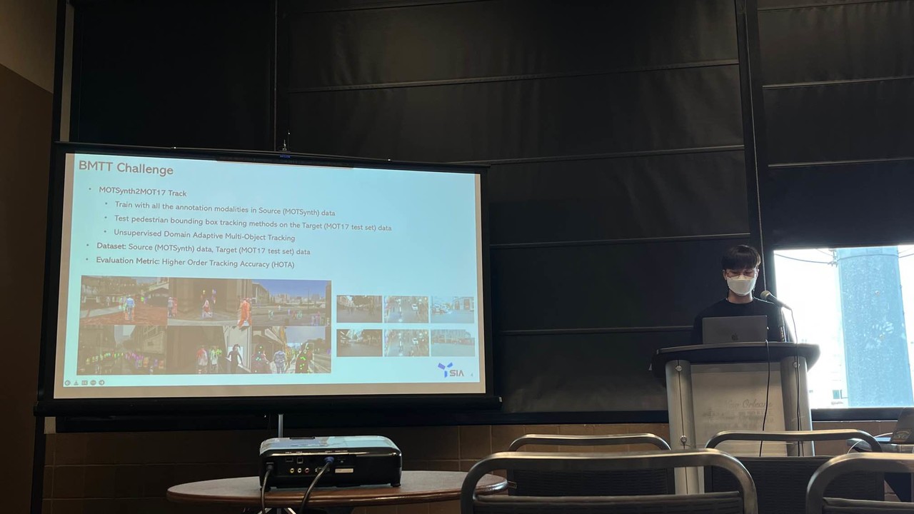 에스아이에이 연구소가 CVPR(국제 컴퓨터 비전 및 패턴인식 학술대회) 2022에서 개최된 챌린지에서 중국팀을 제치며 1위를 기록했다. 사진은 CVPR에서 발표 중인 류정원 연구원이 모습. (사진=에스아이에이)