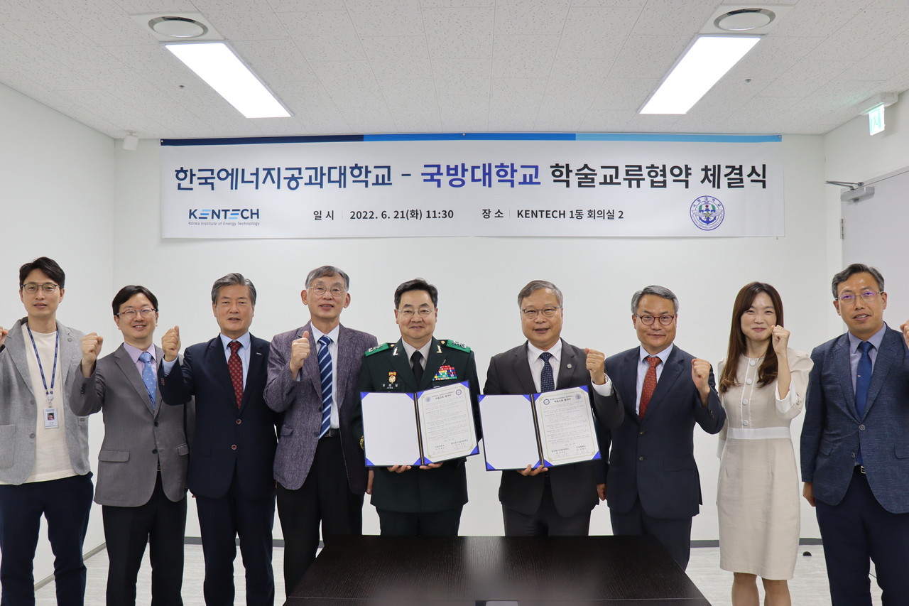 한국에너지공대와 국방대학교가 학술교류협약 체결식을 진행한 모습. 좌측 정해일 국방대학교 총장, 우측 윤의준 한국에너지공대 총장. (사진=한국에너지공대 제공).