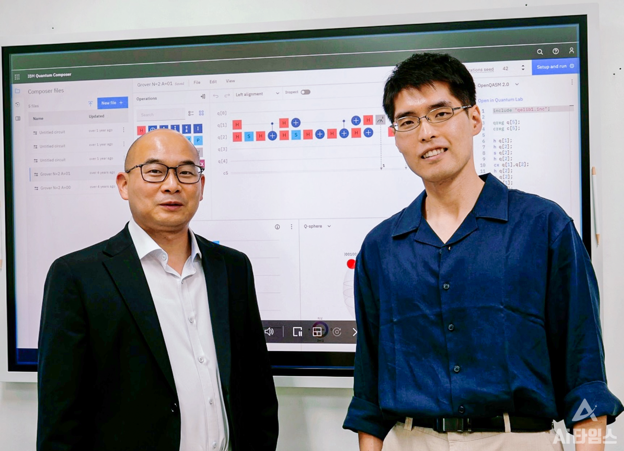 광주과학기술원(지스트·GIST)의 안창욱 교수 연구팀이 양자컴퓨터의 효율성을 높일 수 있는 최적화(주어진 문제에 대해 최적의 값을 찾는 수학적 기법) 알고리즘을 개발했다. (왼쪽부터) 지스트 안창욱 교수와 김준석 박사과정생. (사진=지스트 제공).