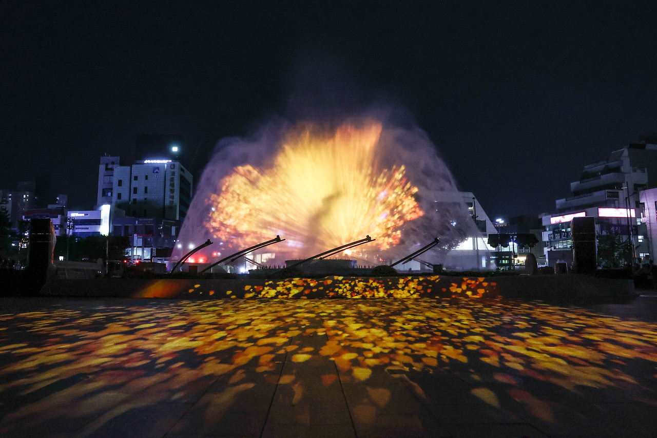  광주 동구는 5·18 민주화운동 당시 횃불 시위를 끊임없이 타오르는 빛불로 재해석한 빛의 분수를 제작했다. 사진은 지난 10일 '빛의 분수대' 개막식이 열린 광주 동구 5·18민주광장 분수대.  (사진=광주 동구청 제공).