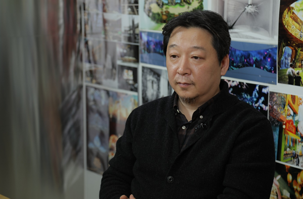 5.18 민주화운동의 상징인 옛 전남도청 앞 분수대가 '빛의 분수대'로 다시 태어났다. 빛의 분수대는 1980년 5월 민주화대성회 당시 군중이 손에 들었던 횃불을 미디어아트로 형상화한 작품이다. 횃불을 끊임없이 타오르는 '빛불'로 재해석해 자유,평화,인권 정신을 구현한다. 사진은 유재헌  '빛의 분수대' 총괄 아트디렉터(사진=광주 동구청 제공).