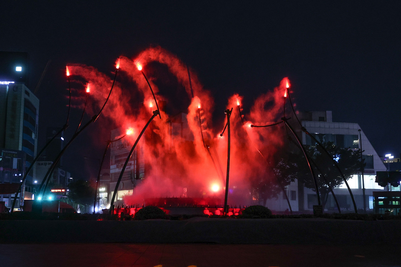 횃불을 끊임없이 타오르는 '빛불'로 재해석해 자유,평화,인권 정신을 구현한다. 유재헌 감독은 5·18민주광장의 역사성의 내용을 기반으로 현재와 미래에 관한 작품들로 기획했다고 전했다. (사진=광주 동구청 제공).