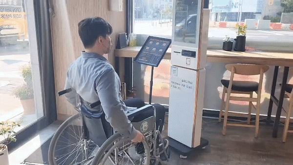 키오스크도 휠체어 이용자가 사용하기 어렵다. (사진=김동원 기자)