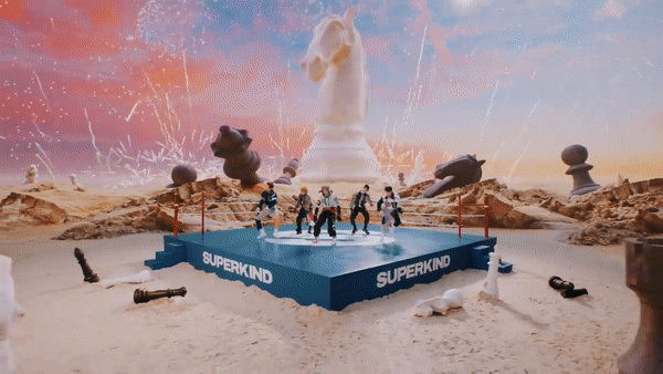 빠른 비트와 흥겨운 리듬으로 이루어진 '와치아웃'은 멤버들의 캐릭터성을 강조한 곡이다. 뮤직비디오를 보면 멤버들은 콜로세움 경기장을 배경으로 링 위에 올라 춤사위를 펼친다. 마치 멤버들끼리 '대결'하는 듯한 모습을 연상시키기도 한다. (사진= 슈퍼카인드 뮤직비디오 캡쳐).