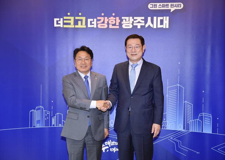 이용섭 광주시장과 강기정 광주시장 당선인이 지난 3일 오후 시청 접견실에서 만나 시정 주요 현안에 대해 의견을 나눈 뒤 악수하고 있다. (사진=광주시 제공)