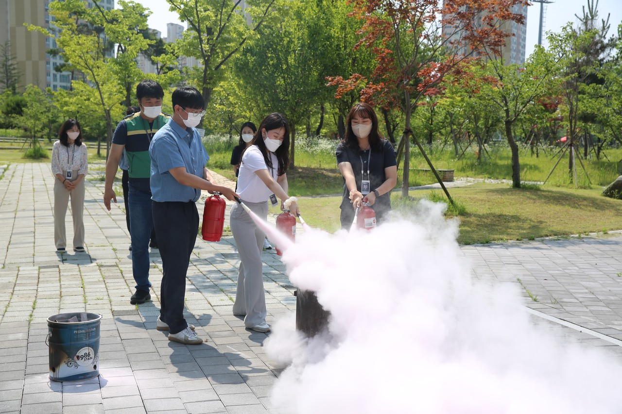 한국방송통신전파진흥원이 KCA 안전의 날 종합 훈련을 실시하는 모습. (사진=한국방송통신전파진흥원 제공).