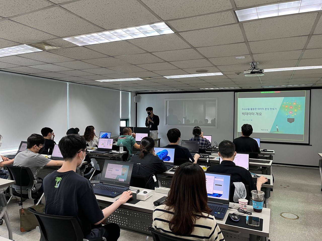  스마트인재개발원 [A-1코스] 빅데이터 분석 서비스개발자과정을 수강하고 있는 교육생들의 모습.(사진=스마트인재개발원 제공).