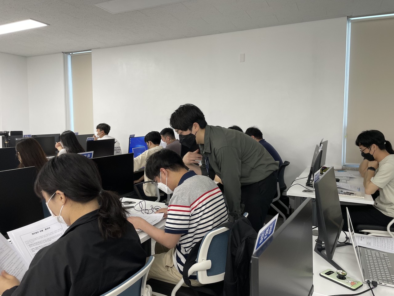 스마트인재개발원은 오프라인의 중심 교육에 강점을 가지고 있다. 이론수업보다 코딩 실습수업이 많기 때문이다. 학생들이 실습 중 막히는 부분들을 강사들이 직접 해결해준다는 장점이 있다. (사진=스마트인재개발원 제공).