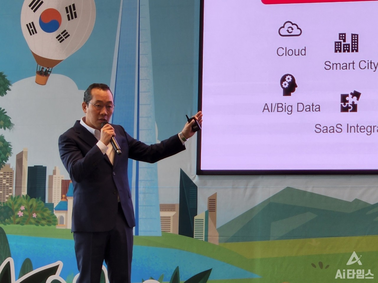 김창은 LG CNS 상무는 28일 열린 세일즈포스 기자간담회에서 "세일즈포스와 협력으로 영업, 마케팅, 서비스, AI 분석 등 업무 영역 전반을 아우르는 통합 디지털 혁신 서비스를 제공할 수 있게 됐다"고 밝혔다. (사진=김동원 기자)