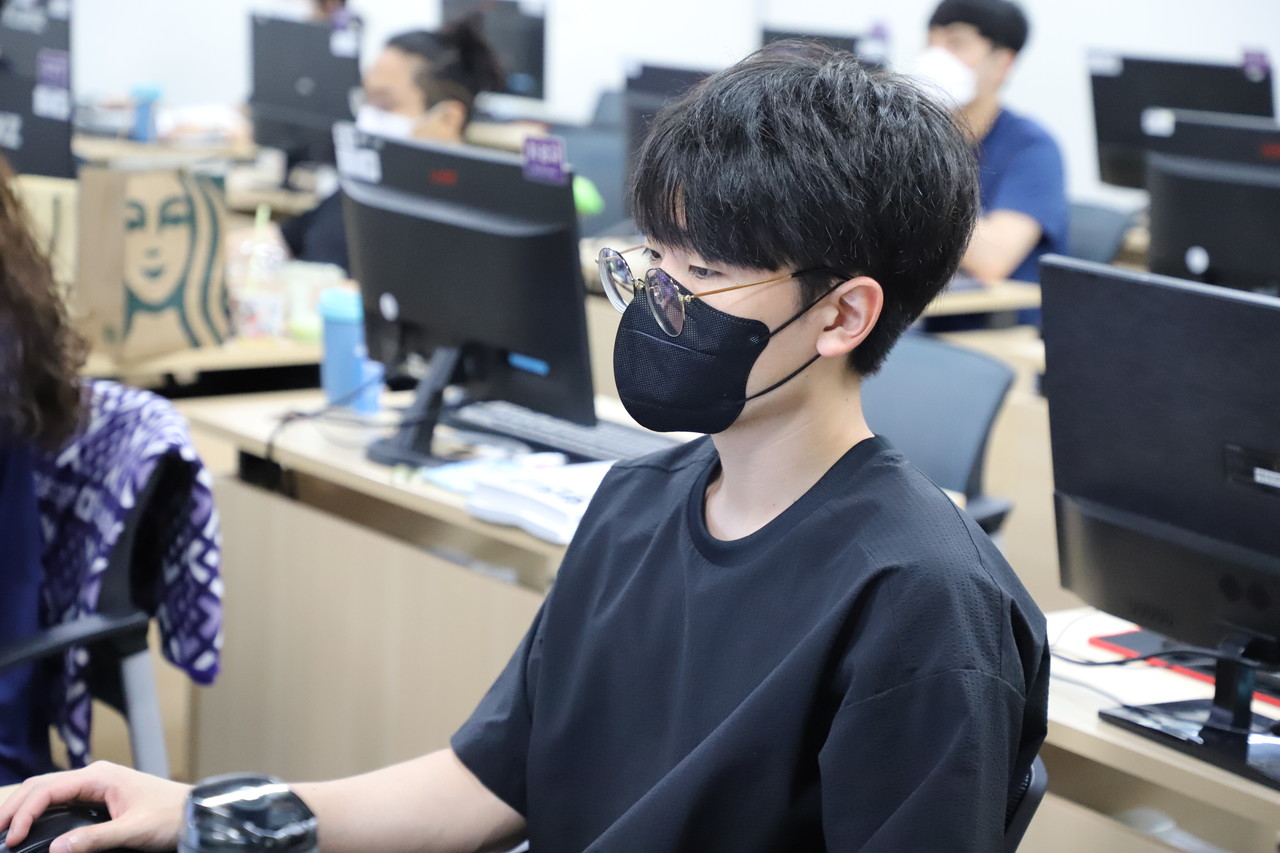 최근 지역 내 AI 업계에서 높은 선호도를 자랑하는 스마트인재개발원의 교육생. 900시간 이내의 교육도 지치지 않고 이겨낸다고 한다. (사진=AI타임스).