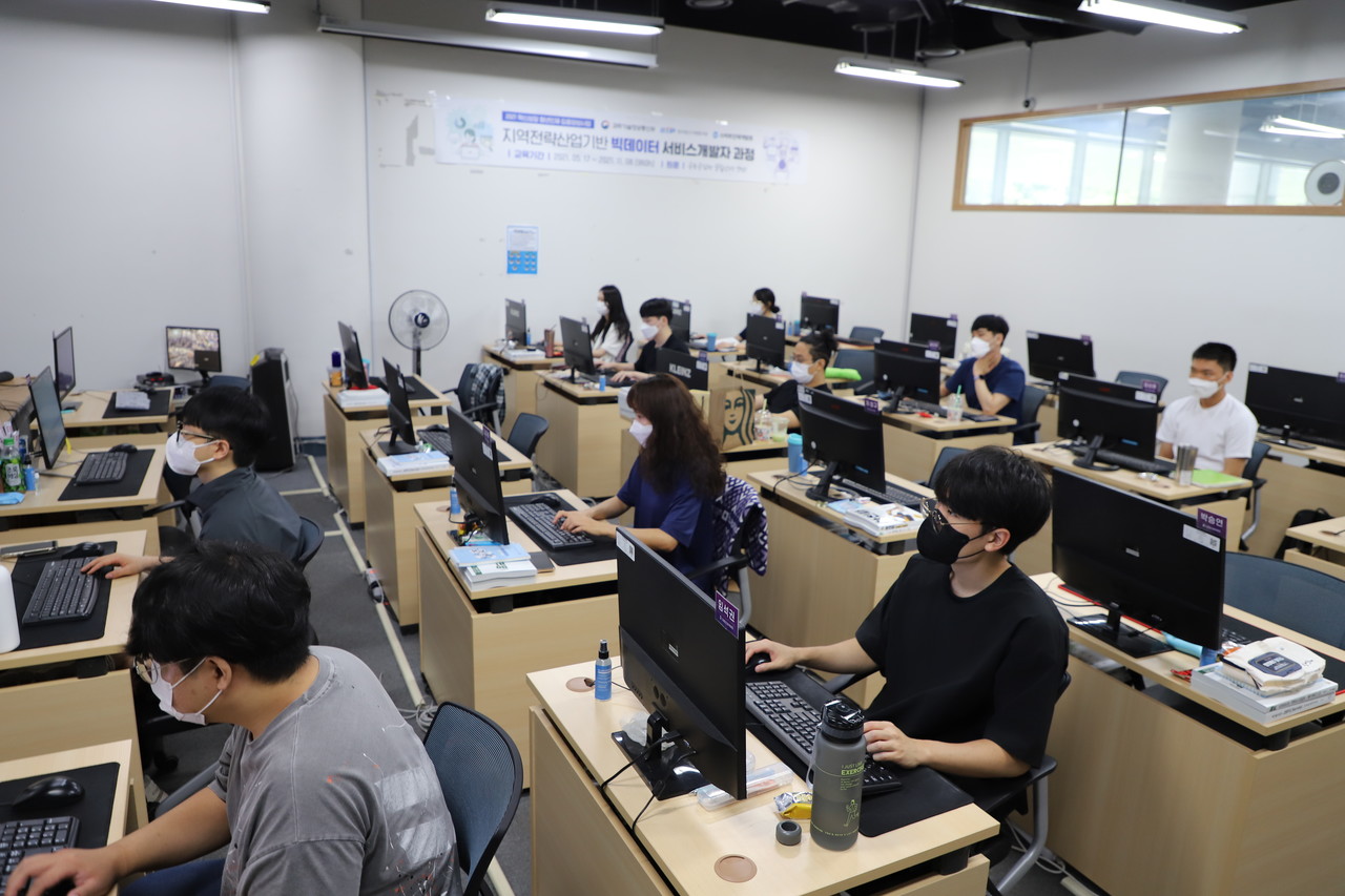 스마트인재개발원이 설립 7년 만에 광주 대표 인공지능(AI) 교육기관으로 자리매김하고 있다. 국비 예산이 매년 2배씩 증가하는가 하면 최근에는 3기 인공지능사관학교 운영기관으로까지 선정되면서 지역 내에서 입소문을 타고 있다. (사진=AI타임스).