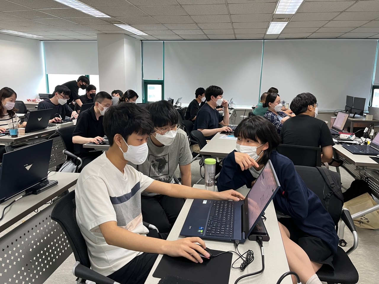 스마트인재개발원의 핵심, 실무역량 강화로 이어지는 빅데이터·인공지능 과정 커리큘럼을 살펴보면 팀 단위 프로젝트가 눈길을 끈다.  학생들의 자기주도 학습을 가르치기 위해 매 과정마다 융합 프로젝트를 진행했다. (사진=스마트인재개발원 제공).