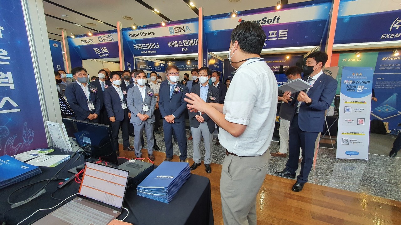 한전KDN 등 전력그룹사 경영진들이 행사장 부스를 둘러보고 있다. (사진=나호정 기자).