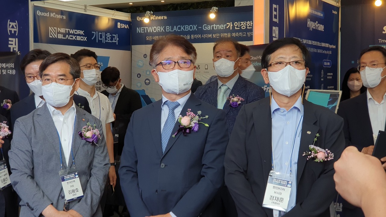 기업 홍보부스를 보고 있는 정재훈 한전KDN부사장(우측), 이현빈 한국전력 부사장(가운데), 김용호 한국전력 처장(좌측). (사진=나호정 기자).