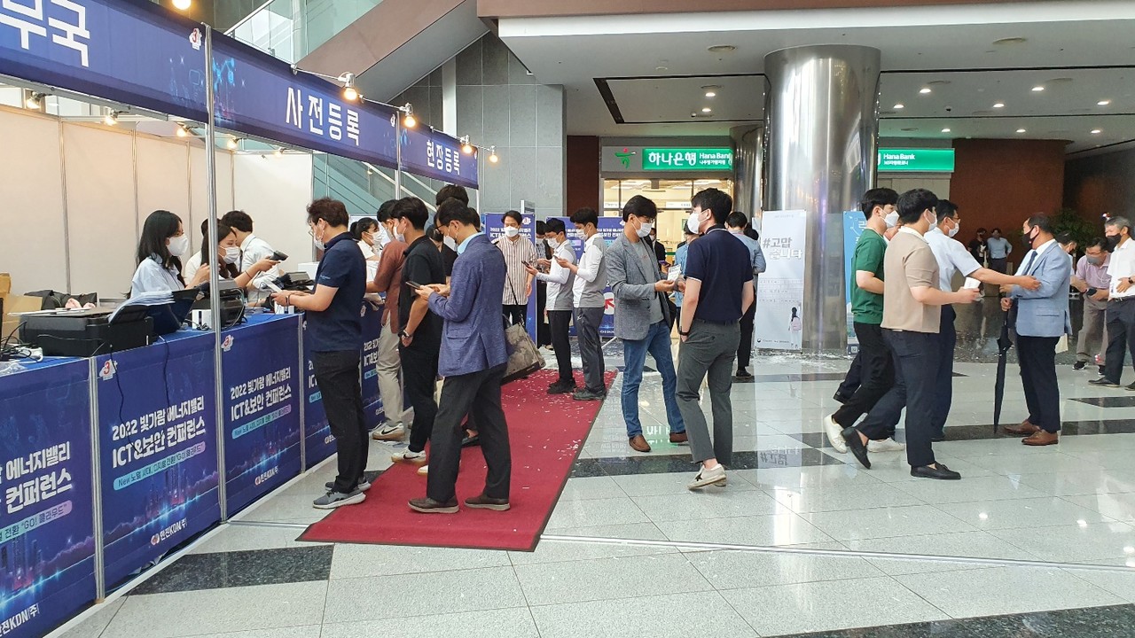 개막식에 앞서 많은 관람객들의 발걸음으로 행사장은 성황을 이뤘다. (사진=나호정 기자).