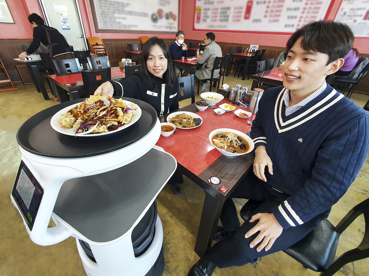 근무시간 제한도, 최저임금에도 전혀 영향을 받지 않는 로봇 도입을 고려하는 소상공인들이 늘고 있다. 사진은 호남권에서 KT AI 서빙로봇을 100번째 도입한 전남 무안군 '손짜장 전문점'에서 서빙로봇이 음식을 나르고 있는 모습. (사진=KT 제공).