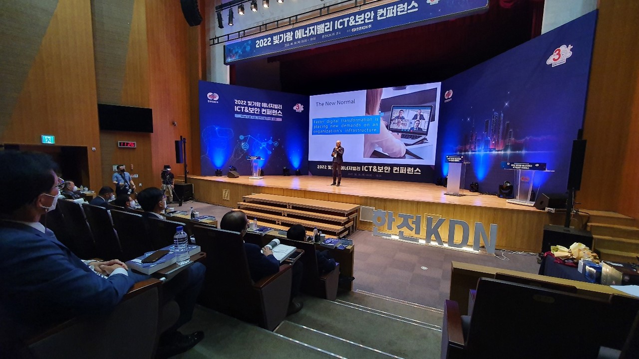 한전KDN이 주최한 '2022 빛가람 에너지밸리 ICT&보안 컨퍼런스'에서 이주석 인텔 코리아 부사장이 '반도체 회사가 바라본 인공지능과 클라우드 세상'이라는 주제로 기조연설을 하는 모습. (사진=나호정 기자).