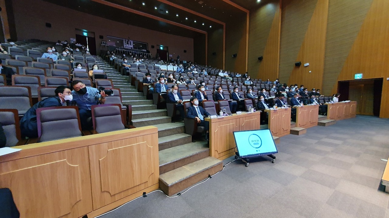 기조연설을 듣고 있는 참석자들의 모습. (사진=나호정 기자).