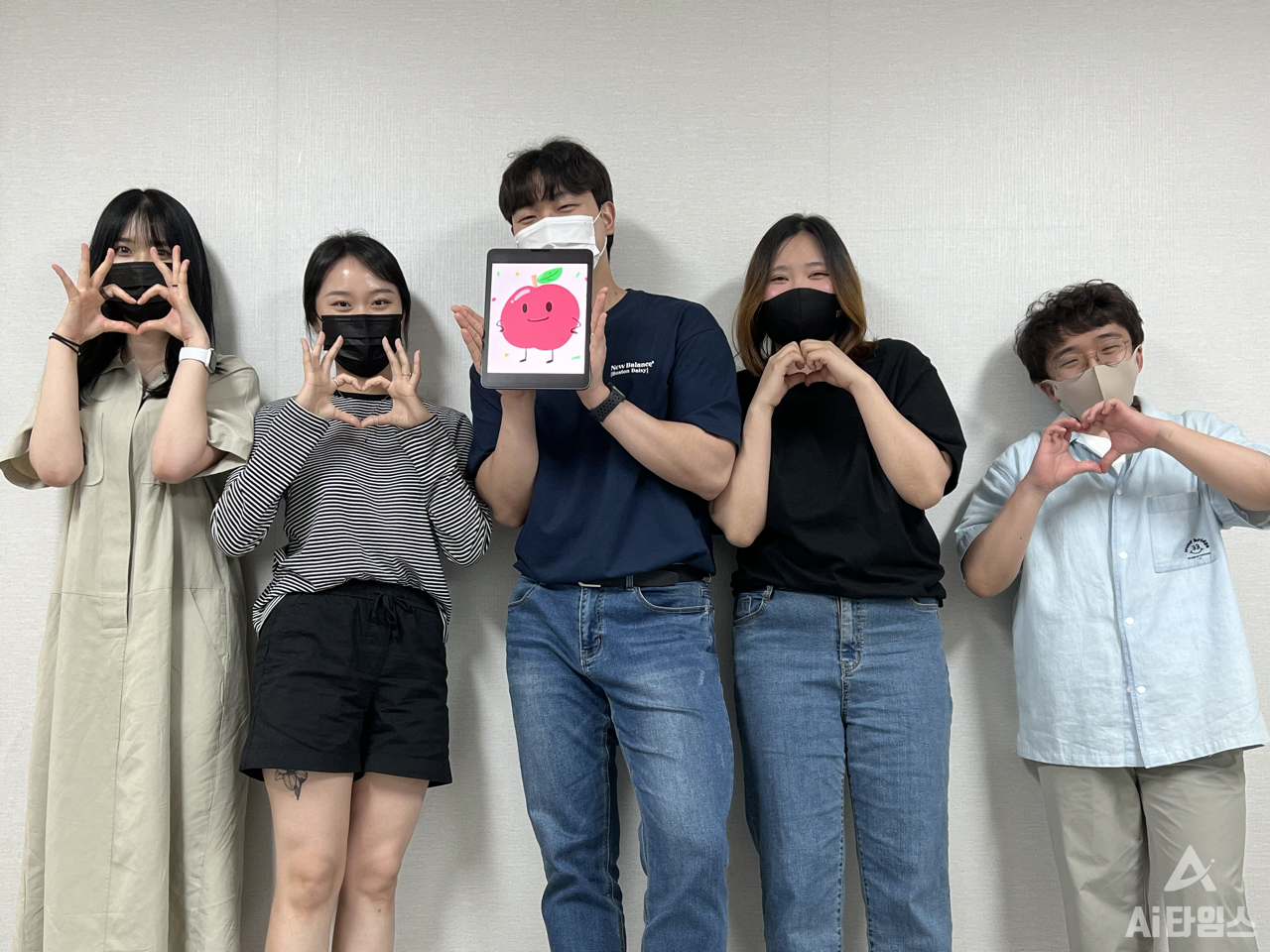 스마트인재개발원 'AppleCare+' 팀의 단체사진. (왼쪽부터) 김다솔·공지연·유도영·김하빈·하성진 팀원. (사진=유도영 팀장 제공). 