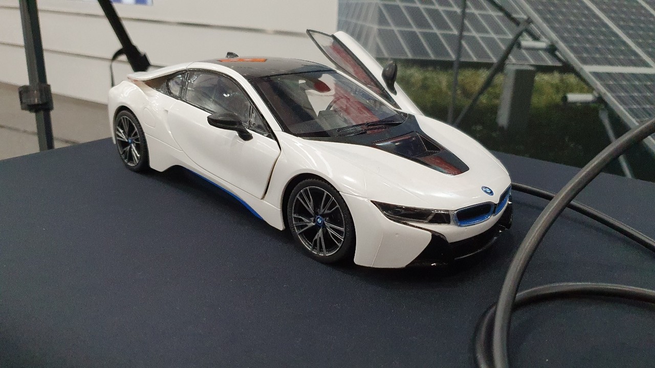 충전 중인 모형차의 모습. (사진=나호정 기자).