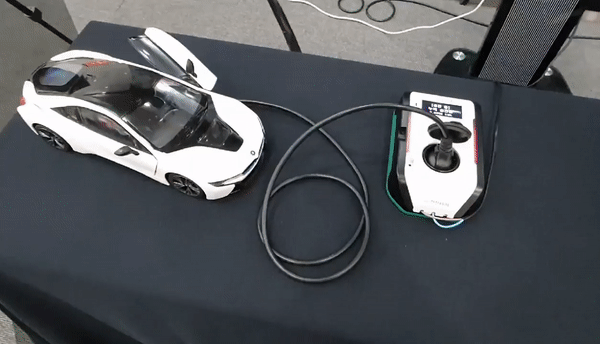 부여받은 카드를 사용자가 태그하자 충전이 시작되는 모습. (사진=나호정 기자).