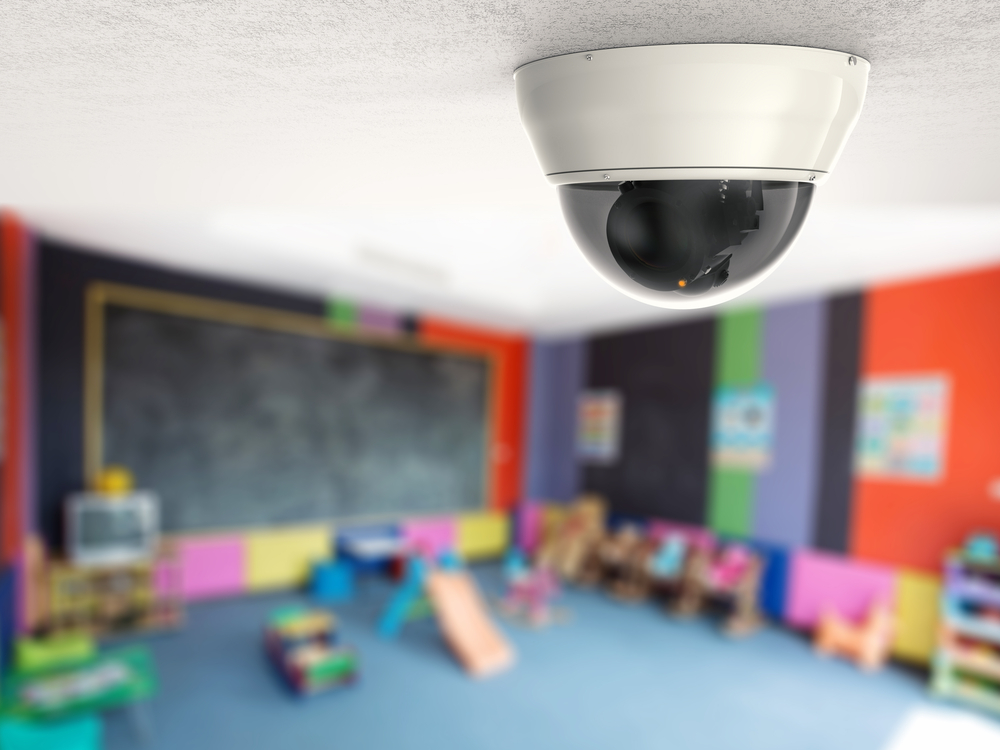 스마트인재개발원의 '지가똑똑히봤슈' 팀에서 고안한 아동학대 방지 서비스는 어린이집에 설치된 CCTV에 딥러닝 모델을 적용해 폭행이 발견되면 영상으로 자동 녹화해 해당 영상을 전문가에게 전송한다. 인공지능(AI) 기술을 기반으로 CCTV 영상을 분석해 폭력 행위로 판단되는 부분을 저장함으로써 녹화 영상 삭제·편집 등의 증거 훼손 우려를 최소화할 수 있다. (사진=셔터스톡).