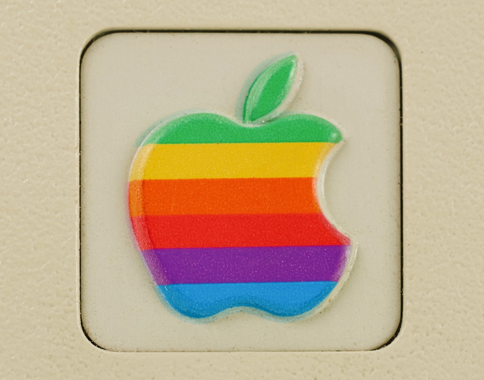 메킨토시 컴퓨터에 새겨져 있는 애플사의 두번째 로고(사진=셔터스톡)