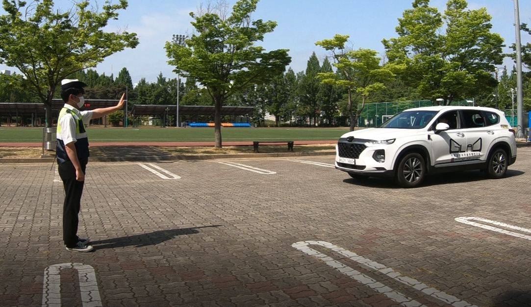 교통 정지 수신호의 차량 인식(측면) : 자율주행 차량이 목적지 주행 도중 수신호 정지를 인지해 차량이 멈춘 모습. (사진=지스트 제공).