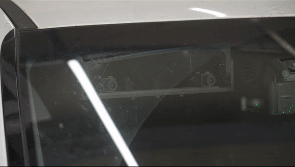 이용구 지스트 교수 연구팀은 그동안 수집한 수신호 인식 데이터를 활용해 실제 자율주행 자동차가 교통 수신호를 인식해 주행하다 정지하는 시연에 국내 최초로 성공했다. 이날 시연에 활용된 자율주행 차량에는 비전 센서(카메라 11대)와 GPS 센서가 사용됐다. (영상=지스트 제공).