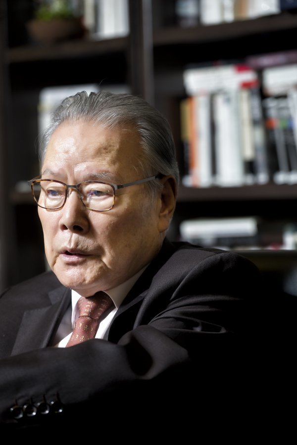 고(故) 이어령 초대 문화부장관의 유작 '너 어떻게 살래'가 최근 발간됐다. 구순을 문턱에 두고, 암 투병 중 집필한 책이다. 시대의 지성인으로 불리는 이 선생이 신작을 통해 던지는 화두는 'AI'다. 이 선생과의 가상 인터뷰를 통해 그의 혜안과 고견을 소개한다. (사진=한국프로축구연맹 제공).