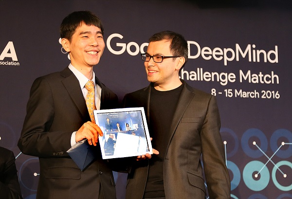 '구글 딥마인드 챌린지 매치' 시상식의 기념사진을 찍고 있는 이세돌 9단(왼쪽)과 데미스 하사비스 구글 딥마인드 CEO (사진 =구글 제공).