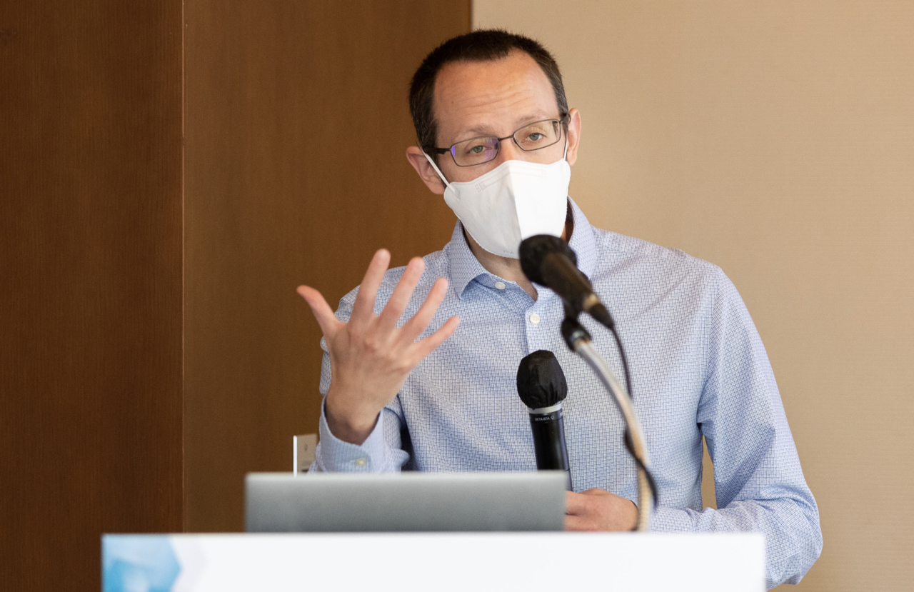 브라운 기획 부사장은 인간뇌 수준의 매개변수를 능가하는 초지능 AI컴퓨터를 2024년 상용화하겠다고 발표했다. (사진=그래프코어)