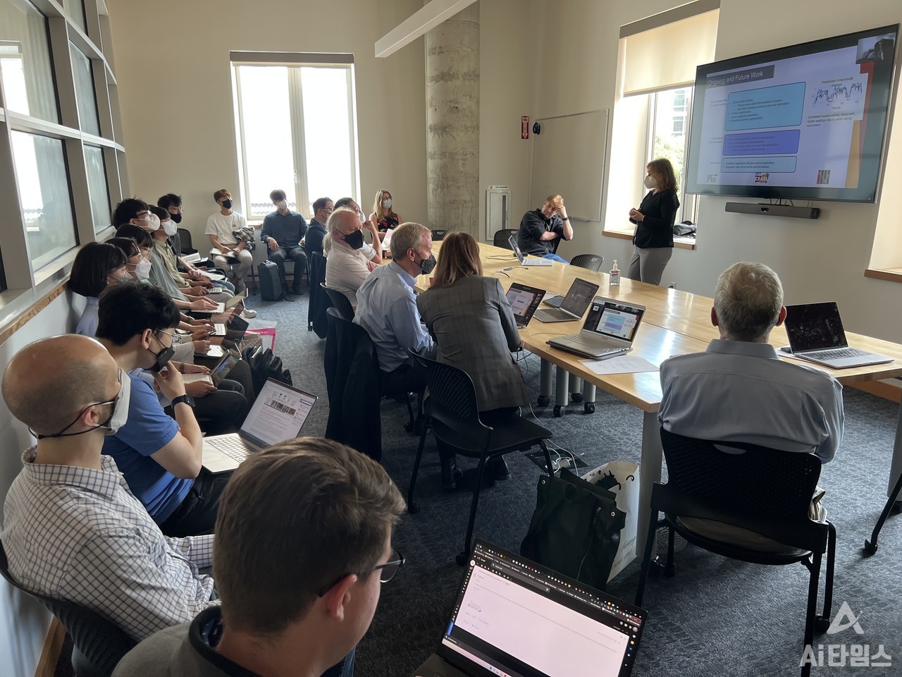 지스트-MIT 국제 공동 연구 워크숍에서 MIT 컴퓨터과학 인공지능 연구소(CSAIL) 소장인 다니엘라 러스(Diniela Rus) 교수가 공동 연구 프로젝트에 대한 설명을 하고 있다. (사진=지스트 제공).