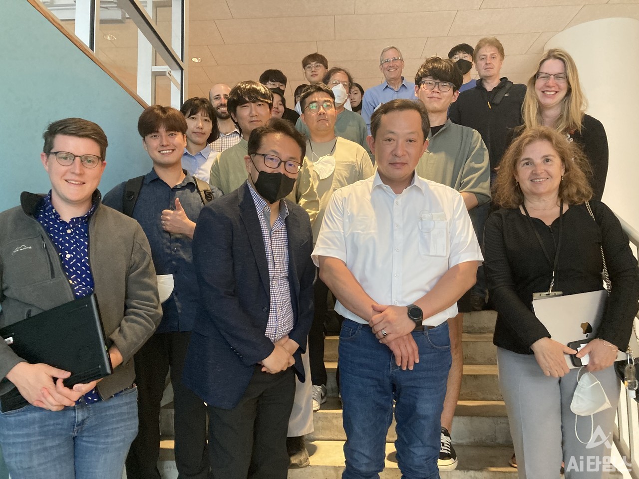 지스트-MIT 국제공동연구 워크숍 행사가 열린 MIT 컴퓨터과학 인공지능 연구소(CSAIL)에서 양 기관의 참석자들이 기념사진 촬영하고 있다. (사진 앞줄 오른쪽부터) MIT CSAIL 소장인 다니엘라 러스(Diniela Rus)  교수, 지스트 기획처장인 박지용 교수, 지스트 연구처장인 박기홍 교수. (사진=지스트 제공).