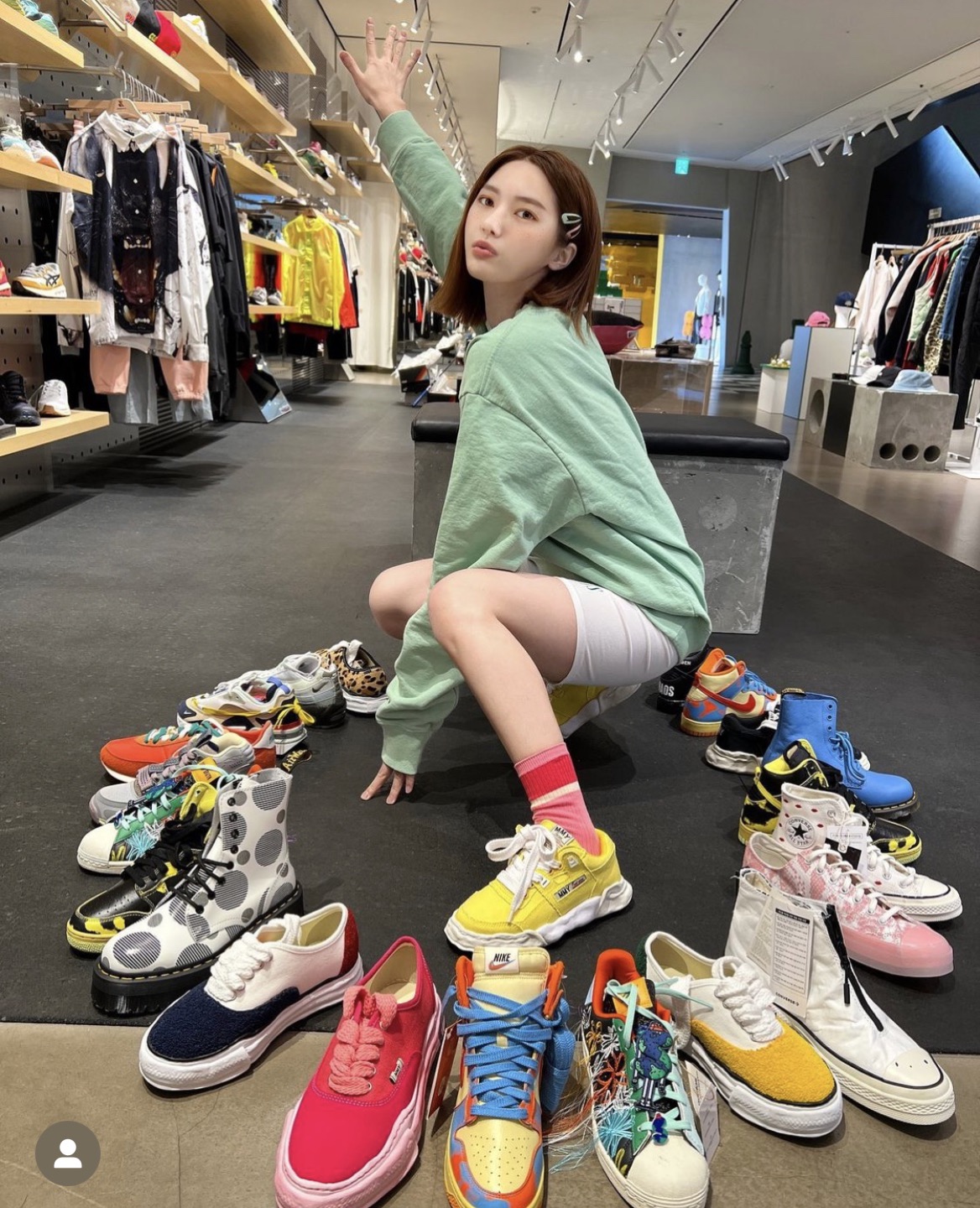 완벽한 젠지(Generation Z: 1995년 이후 태어난 Z세대) 세대의 모습을 그대로 보여주는 YT는 신발 디자이너로서 활동하는 모습도 보이며 매일유업, 뉴트리원 등 다양한 협찬 광고를 통해 신인 버추얼 휴먼으로 급부상하고 있다. (사진=버추얼 휴먼 YT 인스타그램 캡쳐).