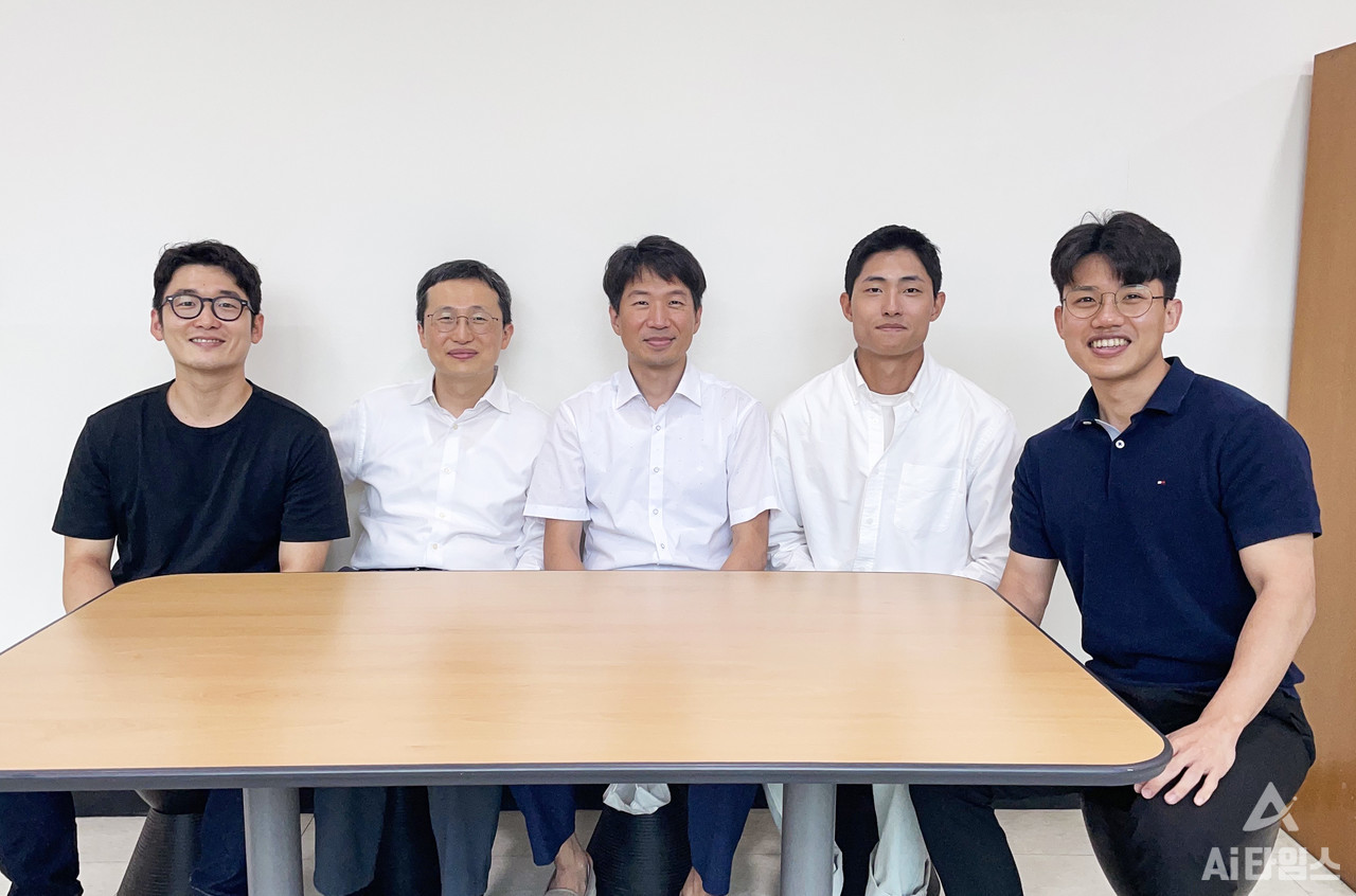 송영민 광주과학기술원(지스트·GIST) 전기전자컴퓨터공학부 교수·김대형 서울대학교 화공생명공학부 교수 공동 연구팀이 이미지의 왜곡 없이 물속과 물 밖에서 360도 전방위로 사진과 영상 촬영이 가능한 초소형 수륙양용 카메라를 개발했다. (왼쪽부터) 이민철 박사(서울대·공동 제1저자), 김대형 교수(서울대·공동 교신저자), 송영민 교수(지스트·공동 교신저자), 장혁재 연구원(지스트·공동 제1저자), 이길주 교수(부산대·공동 제1저자). (사진=송영민 지스트 교수 제공).