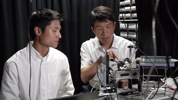 광주과학기술원(지스트·GIST) 전기전자컴퓨터공학부 송영민 교수와  장혁재 연구원이 이번에 개발한 초소형 수륙양용 카메라에 대해 이야기를 나누고 있는 모습. (영상=지스트 제공). 