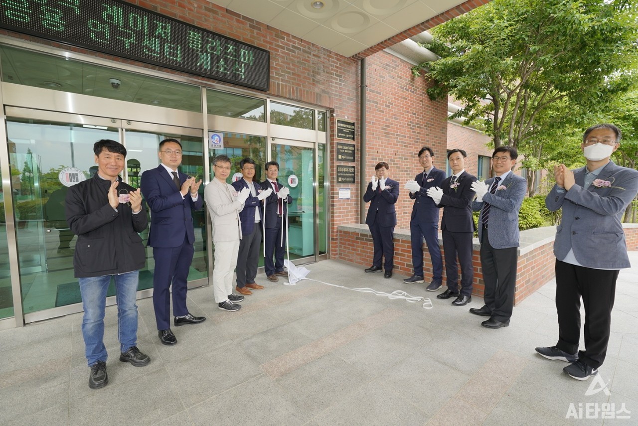 광주과학기술원(지스트·GIST) 고등광기술연구소는 지난 5월 9일 '초강력 레이저 플라즈마 응용 연구센터' 개소식을 개최했다. 사진은 이날 개소식에서 주요 참석자들이 기념사진을 촬영하고 있는 모습. (사진=지스트 제공).