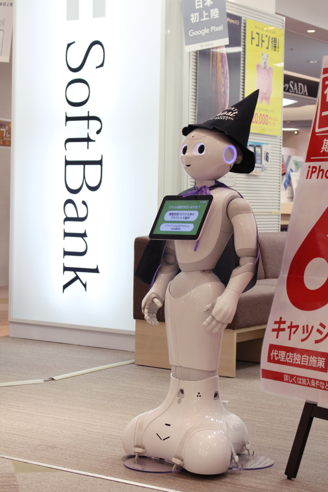 소프트뱅크 로봇 페퍼의 모습…페퍼는 2013년 소프트뱅크가 인수한 프랑스 휴머노이드 개발업체 알데바란 로보틱스에서 개발한 감정 인식 로봇이다. (사진=셔터스톡).