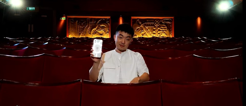칼 페이가 Phone1을 들고 LED조명을 모두 밝힌 상태를 보여주고 있다. (사진=Nothing 공식 유튜브 채널)