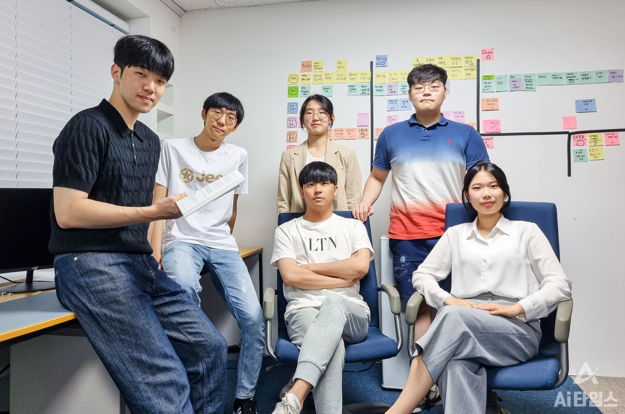 광주과학기술원(지스트·GIST)을 비롯한 이공계 대학 학생들이 창업한 스타트업 '㈜시고르자브종' 단체사진. (뒷줄 왼쪽부터) 고도현·전동희·정재홍 학생과 (앞줄 왼쪽부터) 이준명·김윤환(COO)·홍주영(CEO) 학생. (사진=지스트 제공).