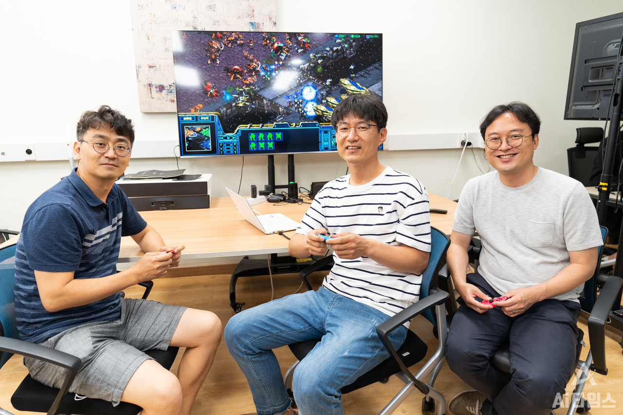 광주과학기술원(지스트·GIST)의 융합기술 전문가들이 온라인 게임 시뮬레이션을 위한 인공지능(AI) 기술 개발에 나선다. (왼쪽부터) 홍진혁·김경중·김승준 지스트 교수. (사진=지스트 제공).