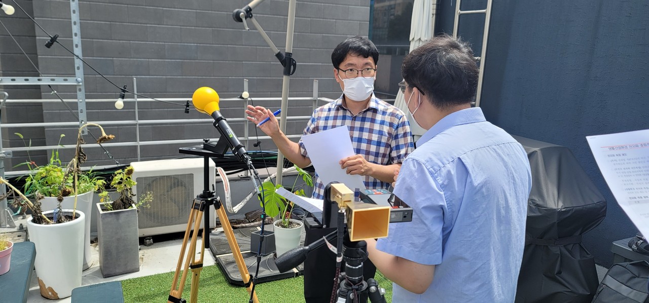 한국방송통신전파진흥원(이하 KCA)이 ‘제5기 KCA 전자파 시민참여단’ 시민위원(6명)과 지역주민들이 참여하는 전자파 환경 측정을 진행했다. (사진=한국방송통신전파진흥원 제공).