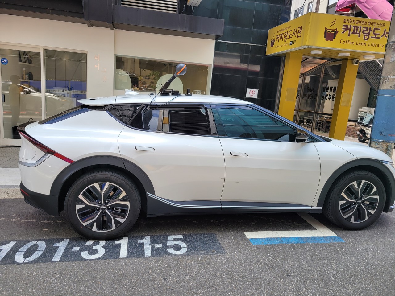 한국방송통신전파진흥원(이하 KCA)이 ‘제5기 KCA 전자파 시민참여단’ 시민위원(6명)과 지역주민들이 참여하는 전자파 환경 측정을 진행했다. (사진=한국방송통신전파진흥원 제공).