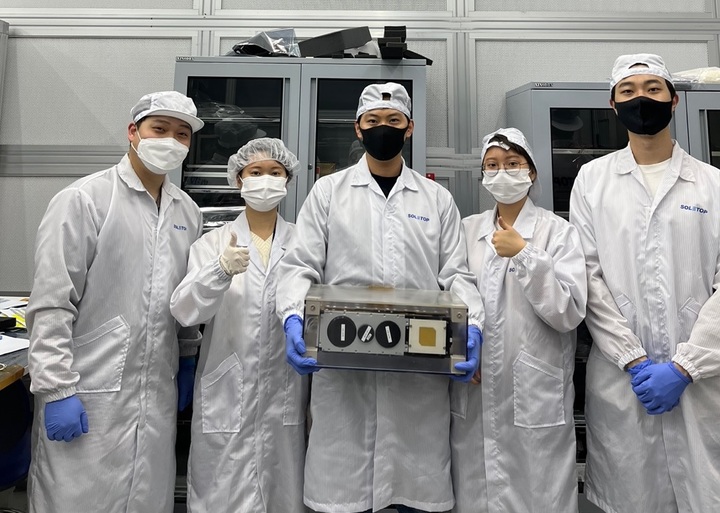 한국형 발사체 누리호(KSLV-Ⅱ)에 실린 큐브위성 개발한 조선대 학생들. (사진=과학기술정보통신부 제공)