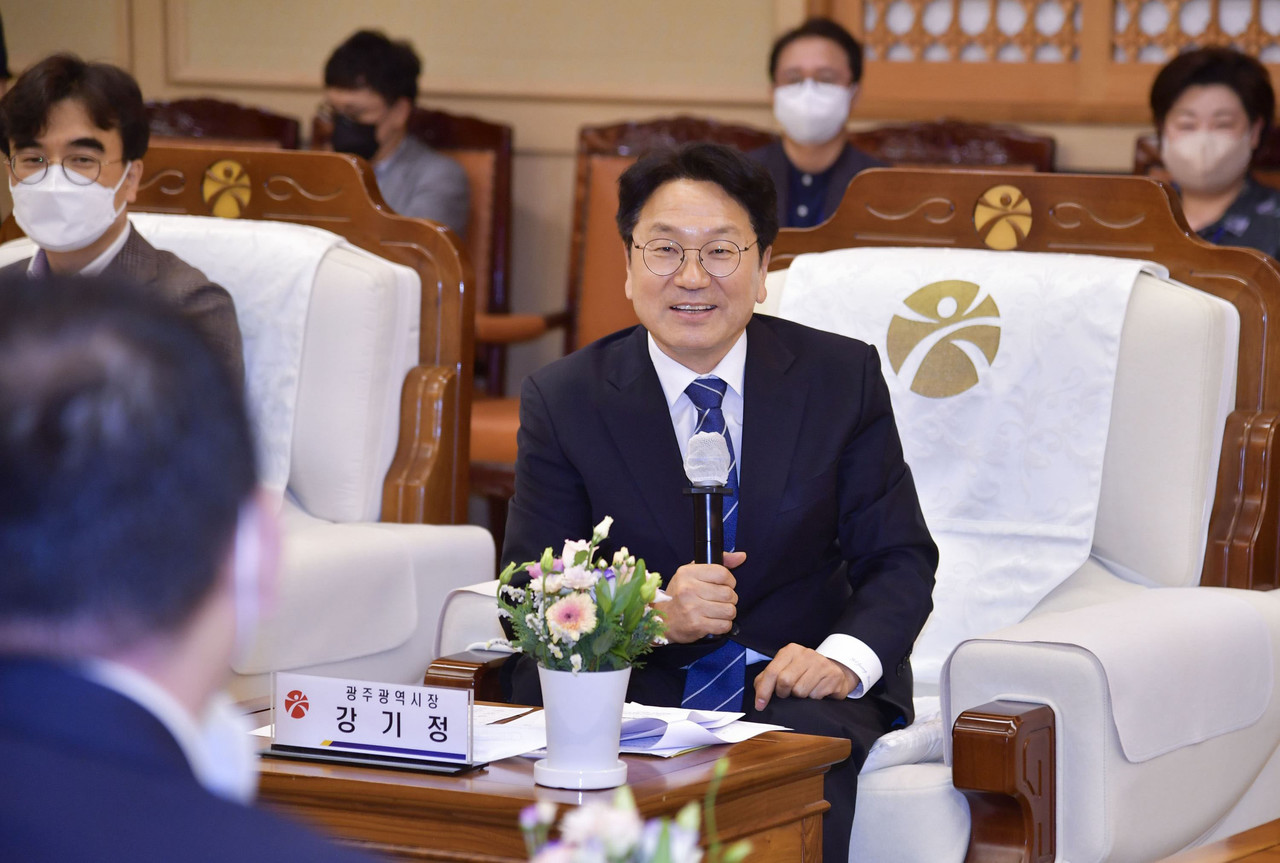 강기정 광주광역시장이 19일 오후 시청 비즈니스룸에서 열린 '광주광역시-광주경제자유구역 8개 투자기업 투자협약 체결식'에 참석해 기업 대표들과 대화를 나누고 있다. (사진=광주광역시 제공).